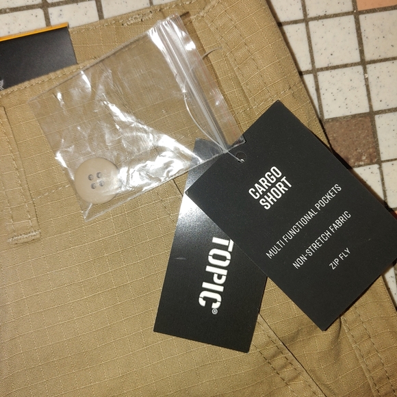 Hot Topic HT Denim NWT Cargo Shorts Men's size 36 - Picture 4 of 5